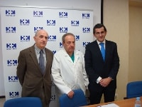 D. Ignacio Ayerdi, el Dr. Juan Luis Delcán y el Dr. Juan Abarca Cidón, tras la firma del convenio