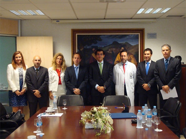 Luis Campo y el Dr. Juan Abarca Cidón, en el centro, junto a otros miembros de GE Healthcare y HM Hospitales