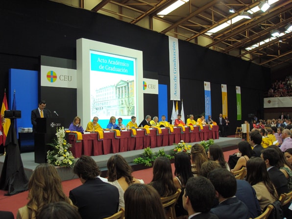 El Dr. Abarca Cidón leyó el discurso del Dr. Abarca Campal (en el centro), padrino de la promoción, en el acto de graduación de 