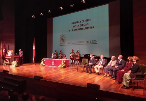 MEDALLA DE ORO DE LA CIUDAD DE LEÓN A LA SANIDAD