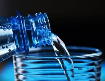 beneficios de beber agua